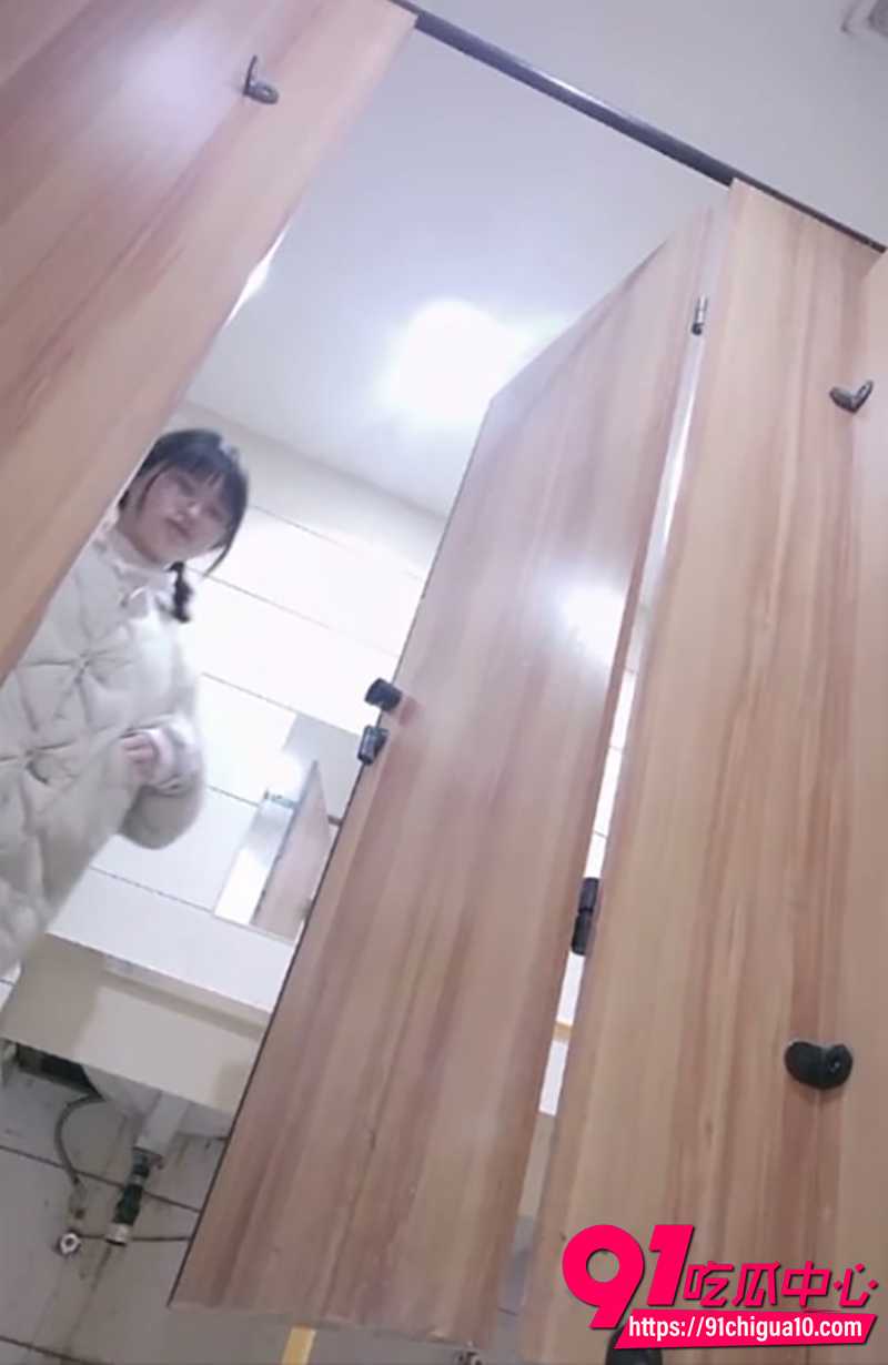 精品女厕后景偷拍 多位靓妹厕所私密瞬间绽放 大白屁股翘挺超诱惑 B毛清晰可见！