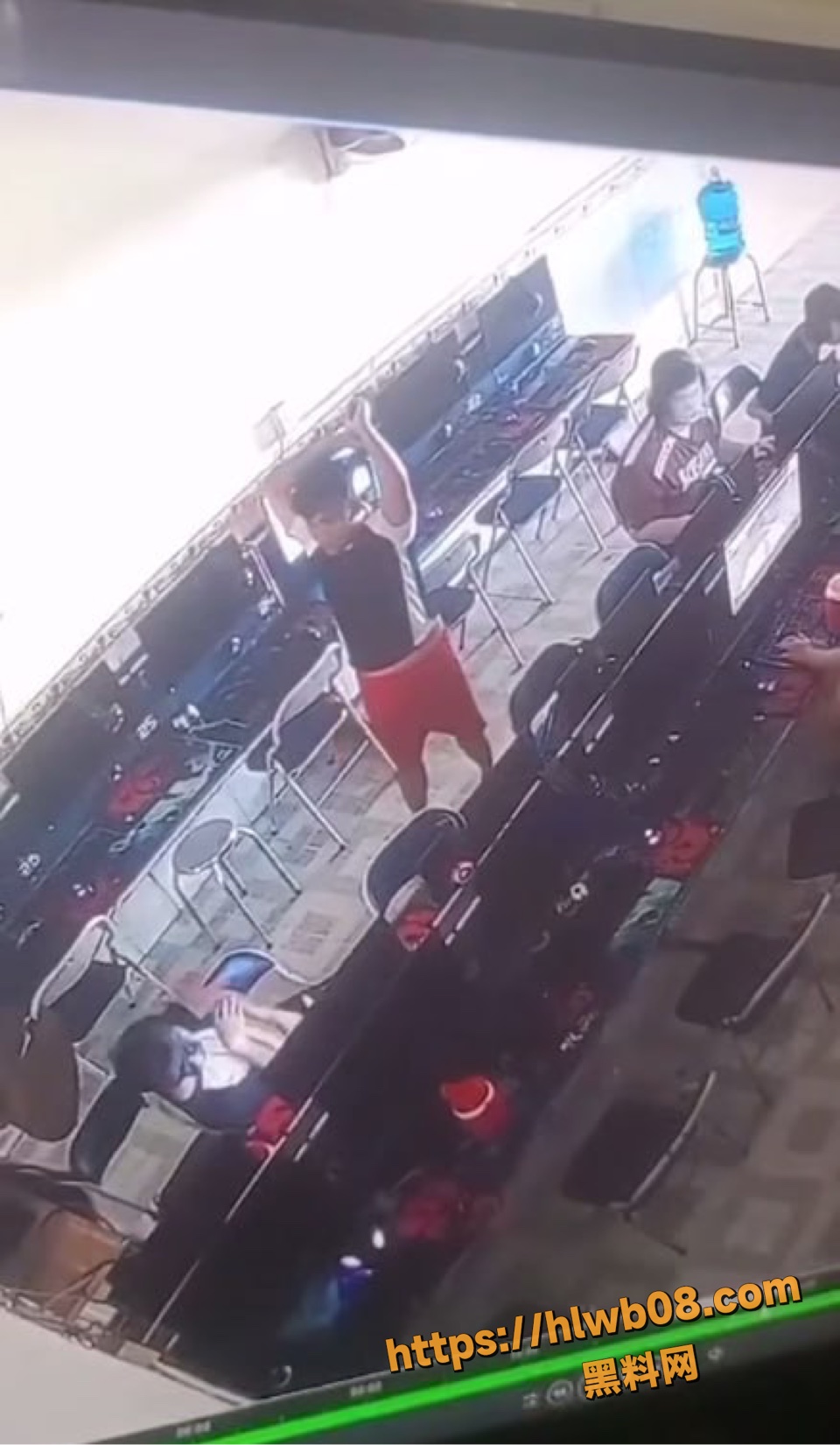 越南西宁精神小伙提大砍刀冲网吧 通宵少年坐着被连砍18刀 监控曝光血溅当场！