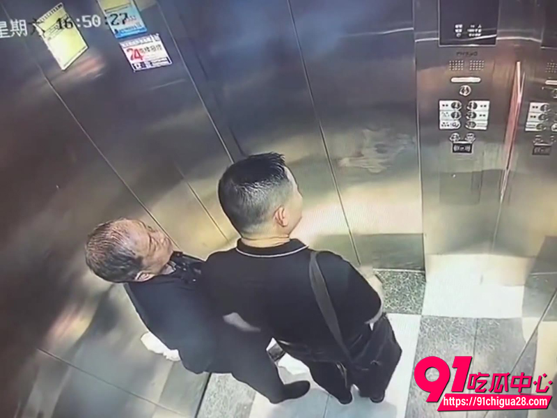 壮男深情激吻秃顶大爷 6