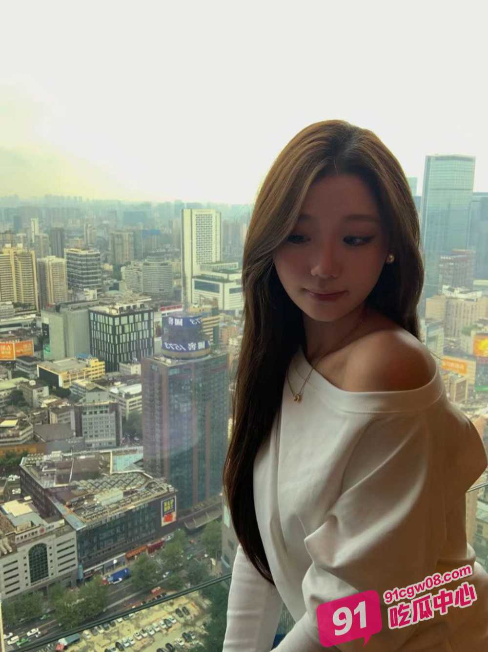 黑客破解无码 在校学生妹Myfans兼职下海 用身体款待金主 嫩美肉穴被巨棍无情惩戒 配图3