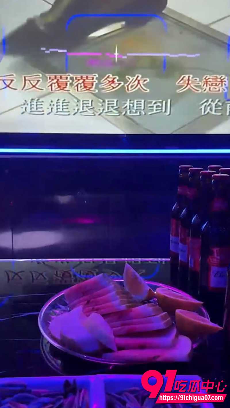 海角大神会喷水的亲姐姐新作 KTV包厢穿超短裙半乳装 骚逼被大鸡巴猛插浪叫不止！