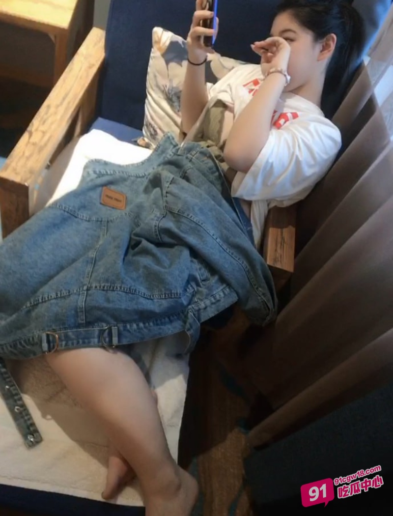 肥猪经理潜规则女下属 嫩妹被经理爆操私拍被曝光 这小身材也太嫩了吧！ 配图