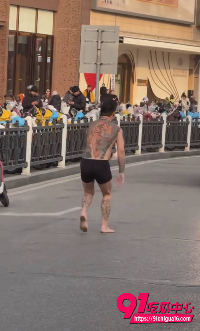 湖北纹身哥马路拦车现场2