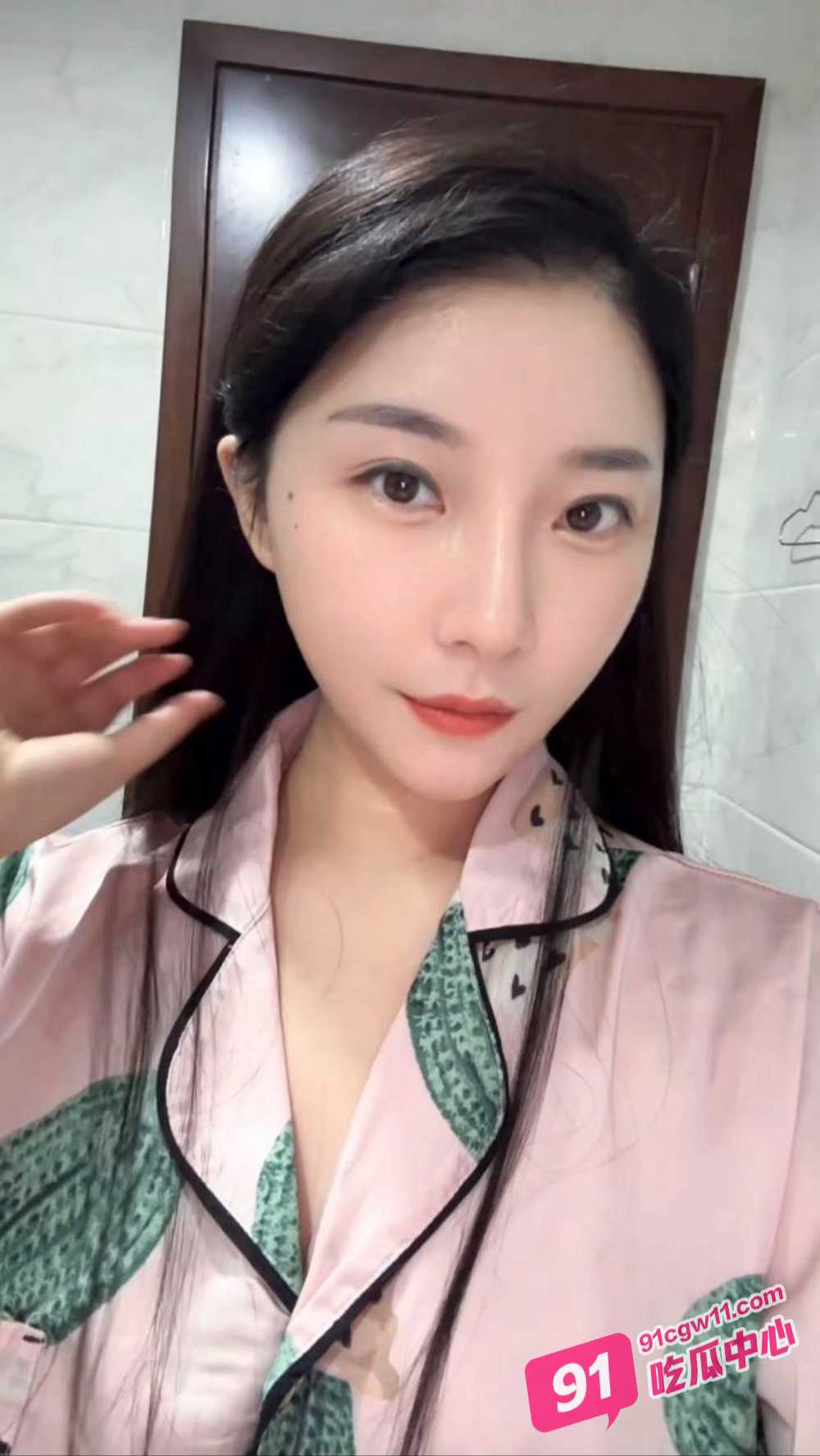 换妻现场4P激战！两对夫妻坦诚相对 酒精和游戏过后点燃激情！ 配图