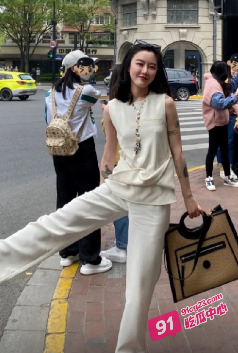 英语老师背地偷吃被拍下频 绿帽老公翻看手机发现 视频上传全网让她身败名裂！