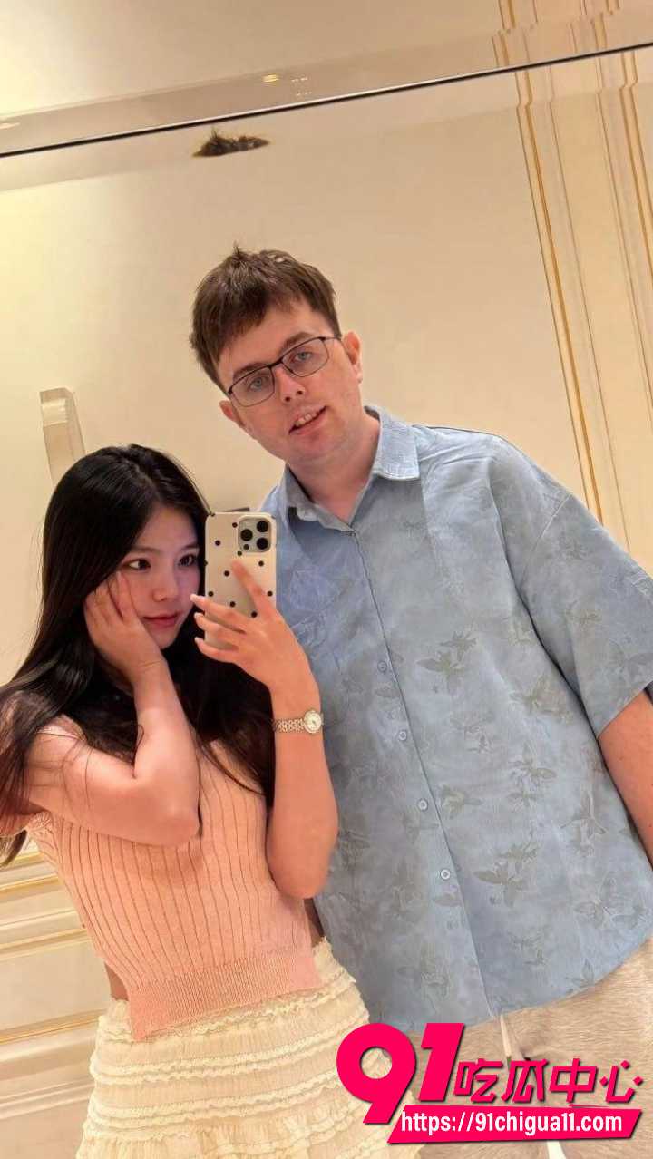 四川95后美女疯狂倒贴穷鬼英国男友 5