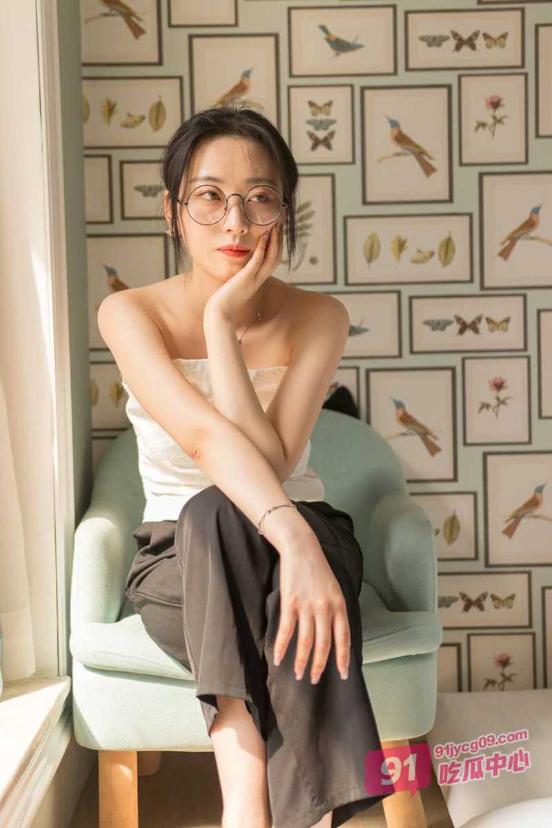 眼镜妹为挣钱将自己的初夜高价卖给金主！酒店酣战一整夜！ 配图