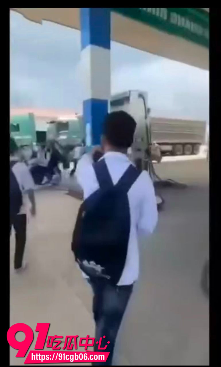 国外精神小伙更猛，打架直接变杀人8