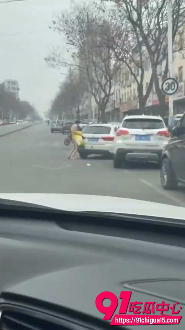 山东费县二中门口裸男对着轿车当街发情7 山东费县二中门口裸男对着轿车当街发情7