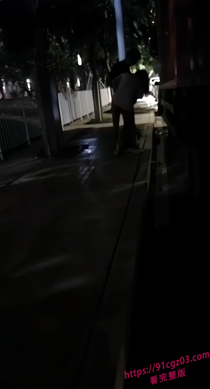 情侣户外野战被路人偷拍     外面车水马龙一点也不避讳   场面太劲爆了