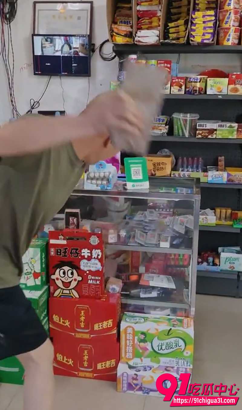 光头男子砸店 4