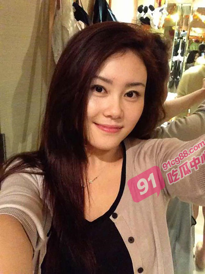 可爱女生给男友口交前先跳热辣的舞蹈 找女友就得找这种 操逼之前跳个舞助助兴