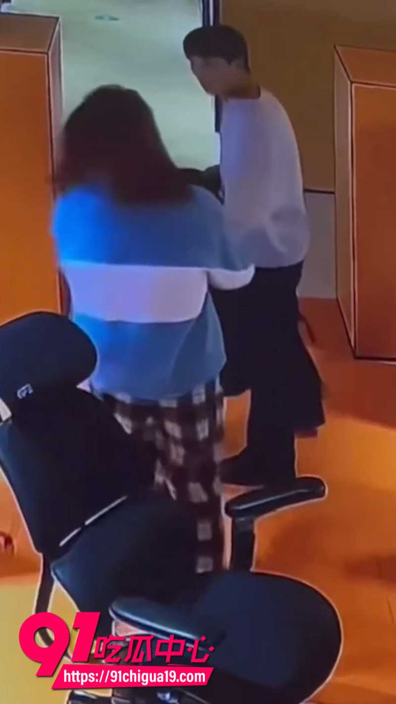 湖南岳阳一男子在网吧包间打游戏时被女子性骚扰16