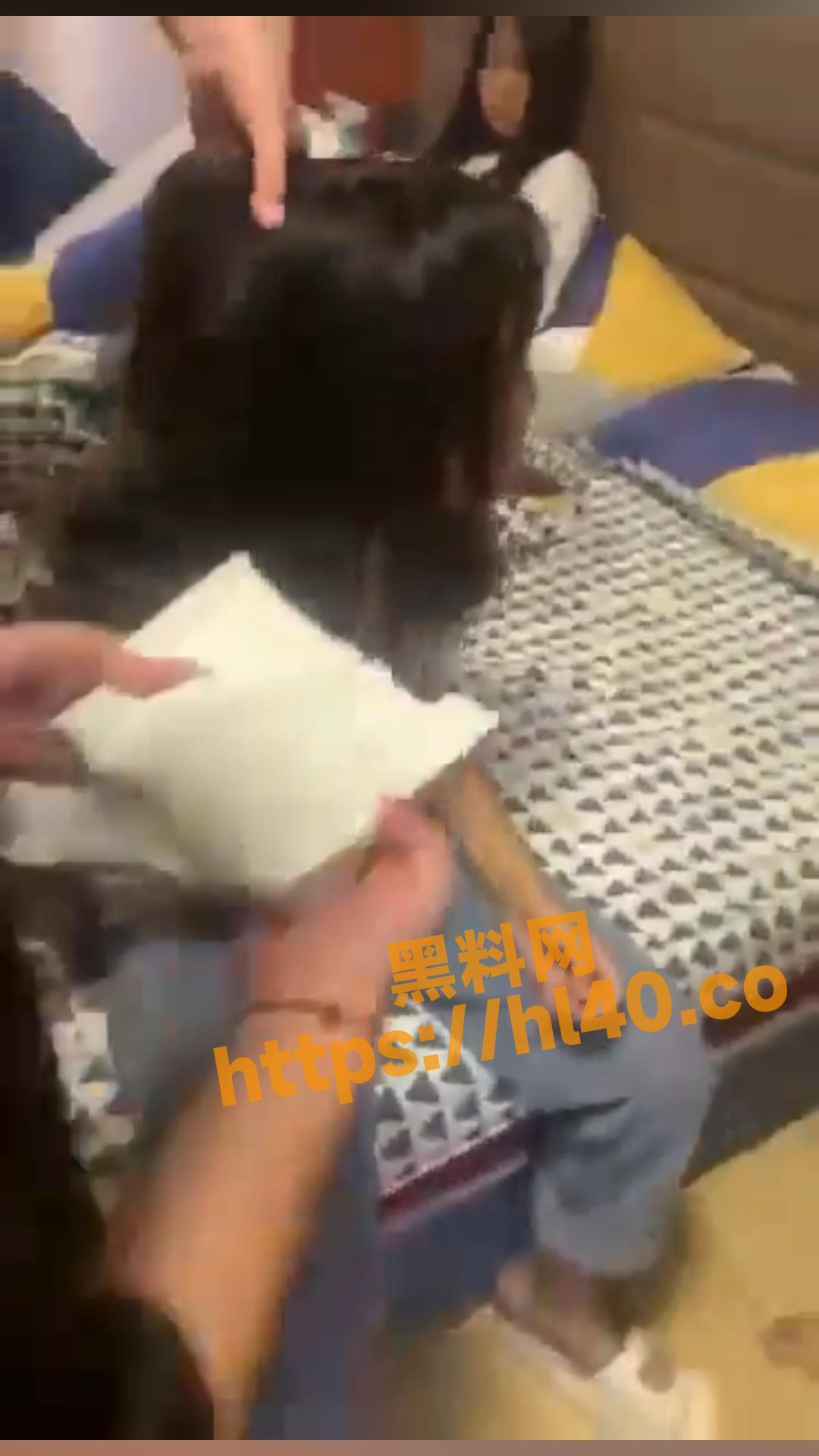 福建漳浦某学校一女生惨遭校园霸凌被围殴！全程遭受围殴被干到痛苦面具！