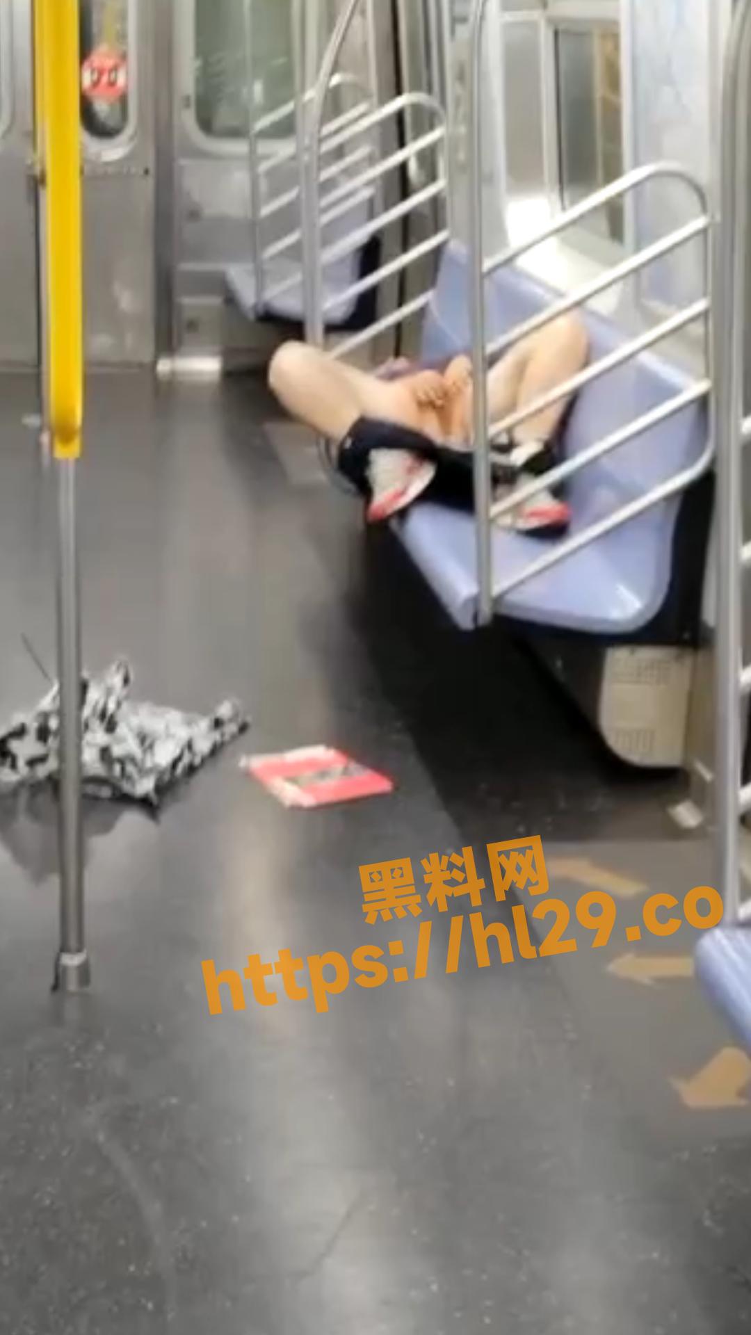 美女吸食新型毒品致 性欲激增 搭地铁当众脱裤自慰