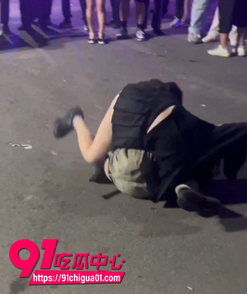 彪悍小仙女当街暴打黄毛精神小伙3