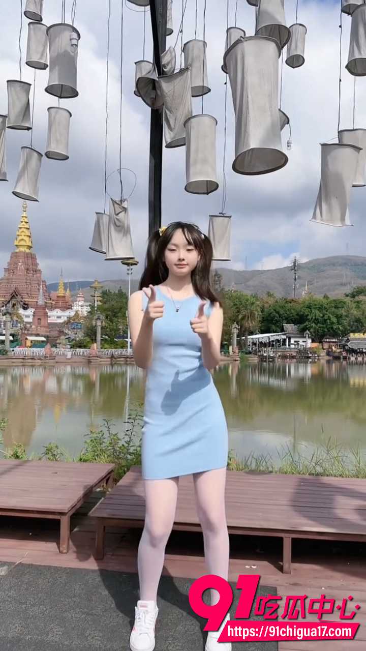 抖音童颜巨乳小高爱跳舞 白丝制服妹扭腰翘臀 纯欲身材尺度炸裂