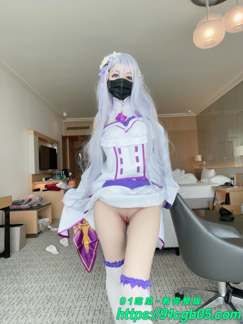 推特二次元小萝莉 向日君 身穿爱蜜莉雅cos服 给金主爸爸拍摄大尺度自慰视频