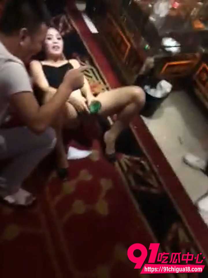 长发骚妹当众用骚逼夹紧开啤酒瓶6