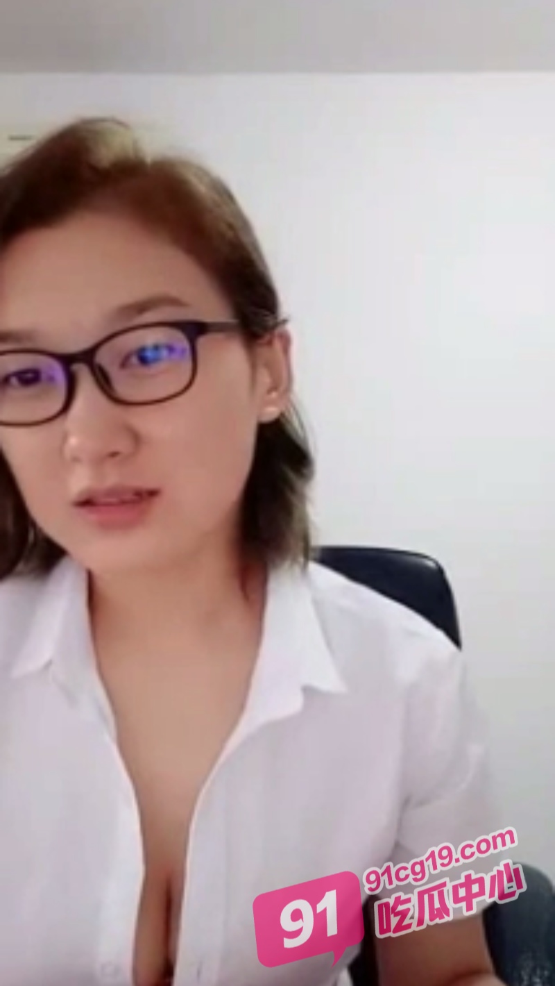 女老师放假期间直播做爱 被家长录屏曝光 冲上头条热搜！