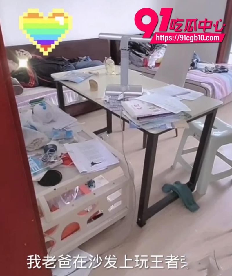 爸爸在客厅玩王者入迷我在妈妈骚穴里灌满精液有过程对白 1