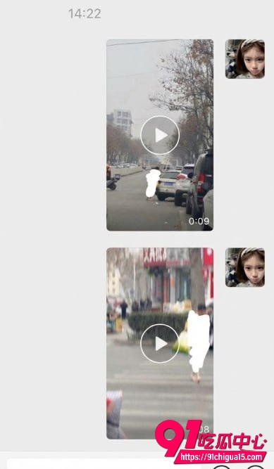 山东费县二中门口惊现裸男在街头狂奔 抱着白色轿车狂操 这是有精神疾病？