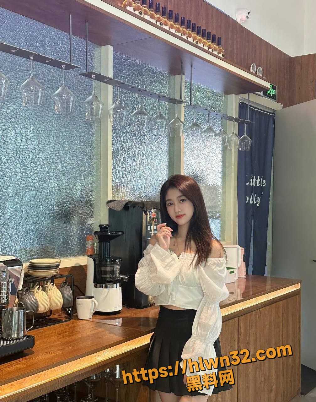 四川美少女 小美 外表看似清纯甜美乖乖女的 实际是个卖淫女 三洞齐开 口交吞精后入 有孔就能进！