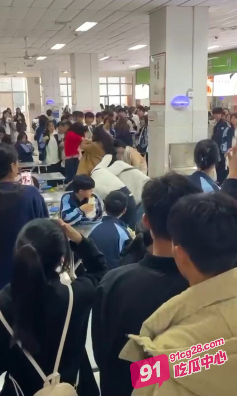 武汉市第二中学食堂女生打架事件 4名女同学互掐嫩乳裸露 现场混乱不堪！ 配图