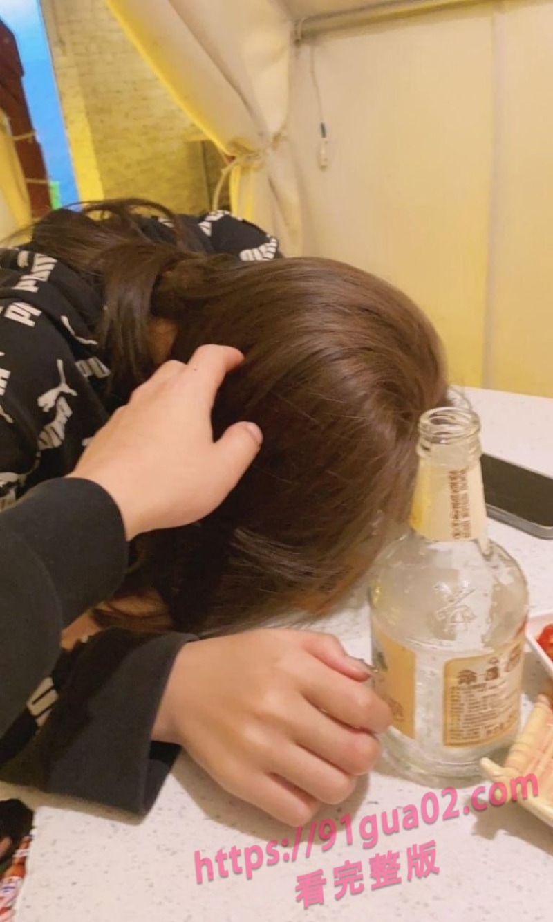上司想借酒撩美女职员 灌酒下药趁机侵犯 配图2