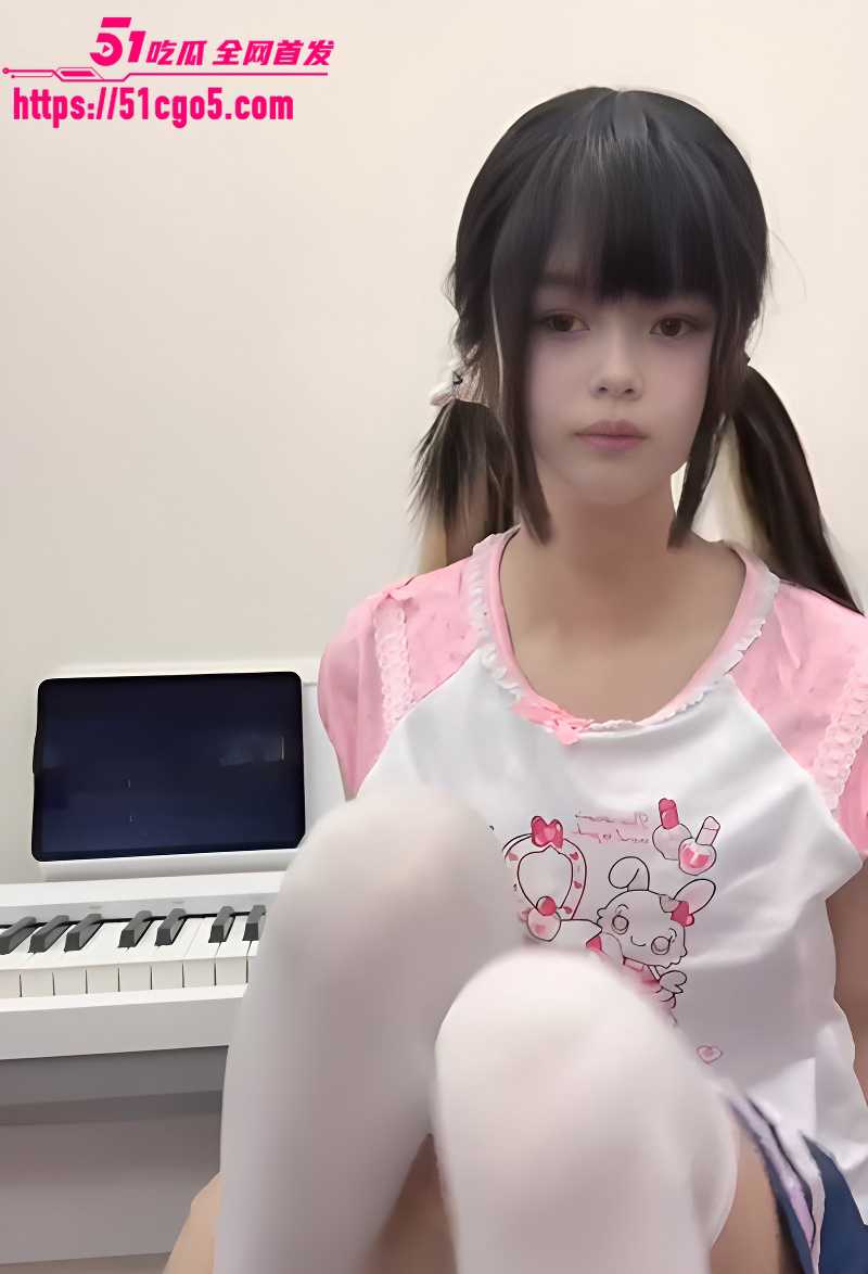 嫩白虎萝莉诗诗呀双马尾女儿的反差自慰 3 嫩白虎萝莉诗诗呀双马尾女儿的反差自慰 3