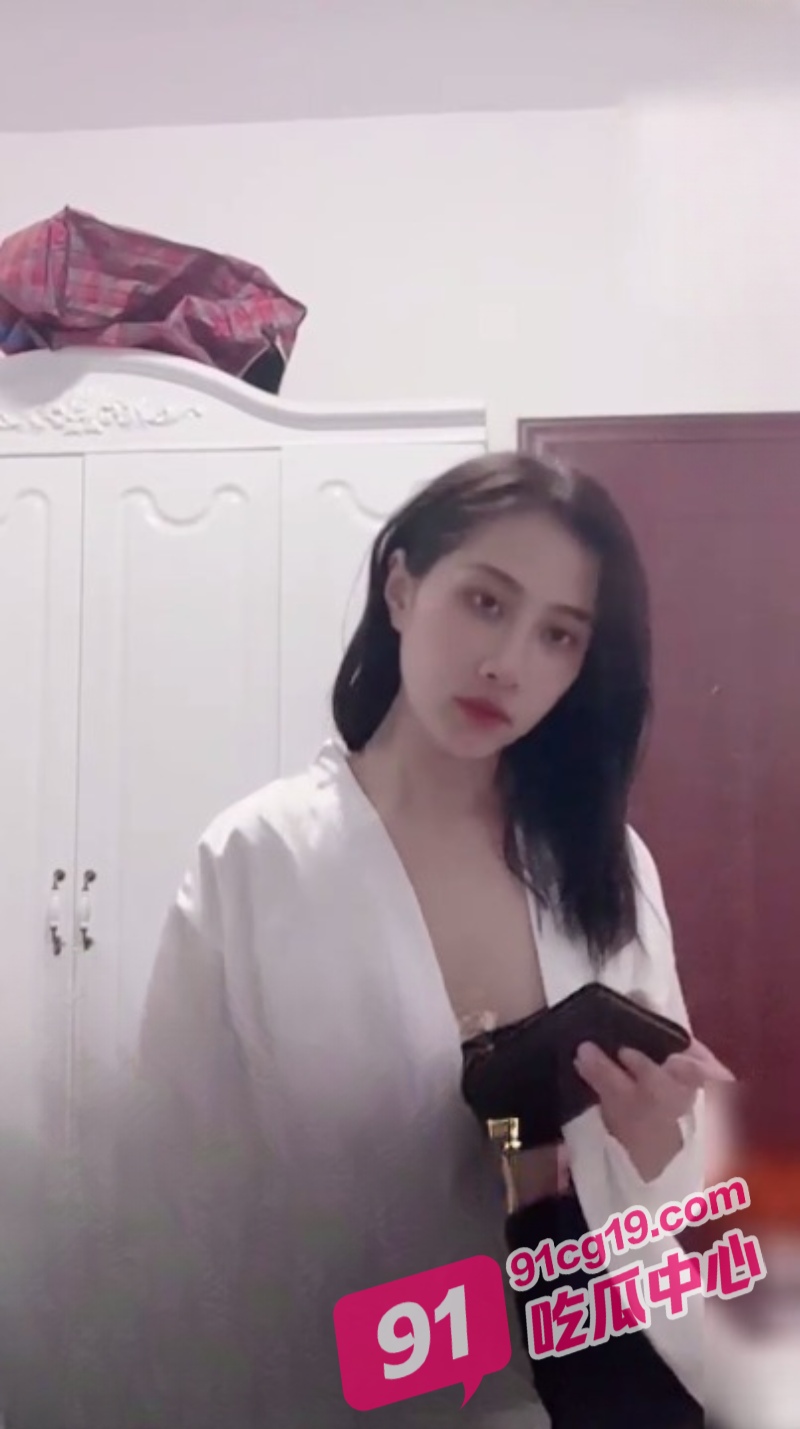 广州夫妻直播门事件 现场表演活春宫 见过宠粉的没见过这么宠的