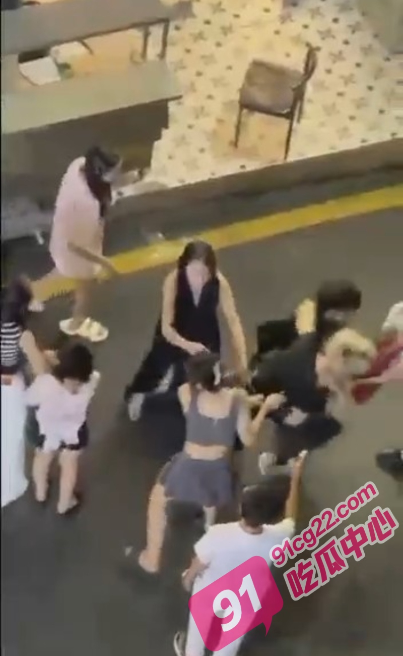 广州宵夜档醉酒口角 精神小妹被围殴 男友救场惨遭群殴 这个就是爱情 配图