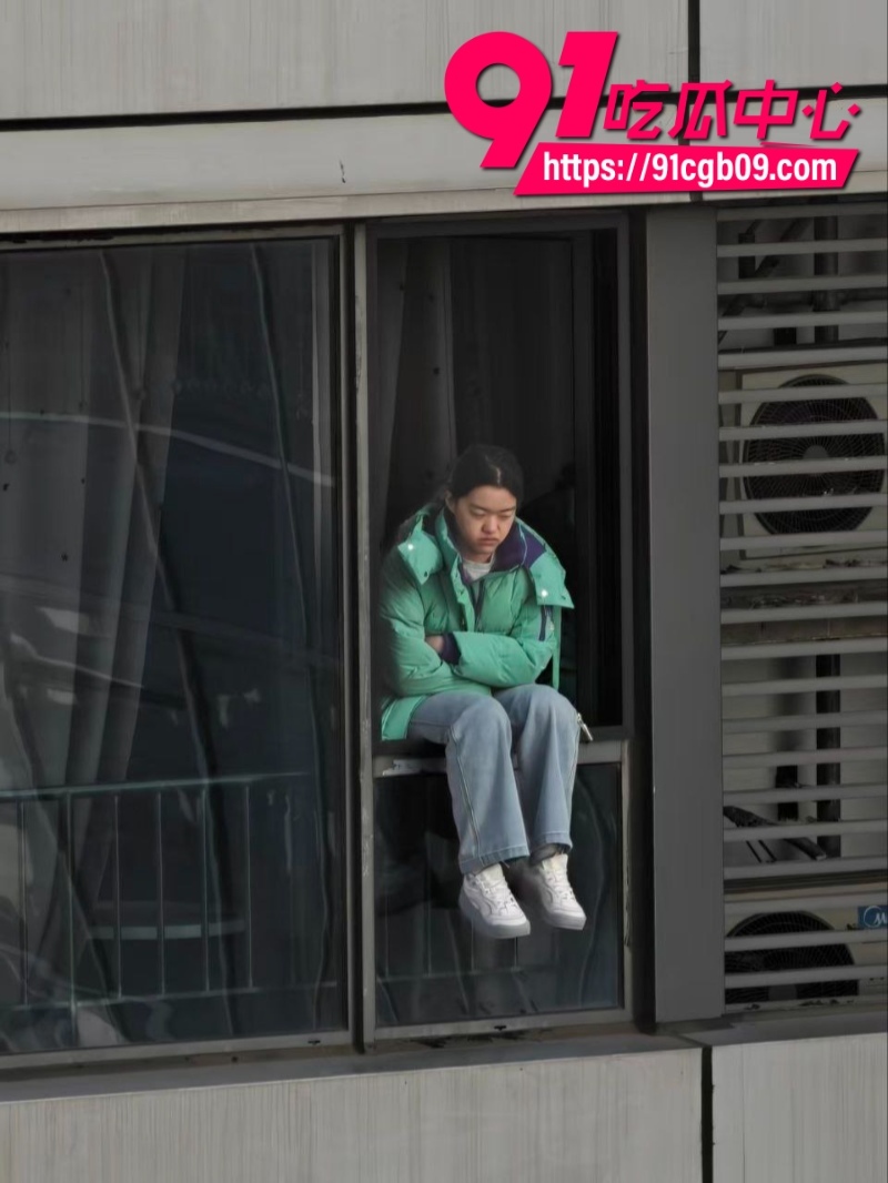 实拍跳楼！河北绿色外套少年高楼一跃坠亡全程8