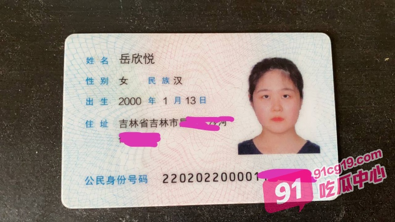 三洞齐开学生妹～稚嫩妹子在阴唇上打唇钉 三洞齐开被多屌猛插！ 配图