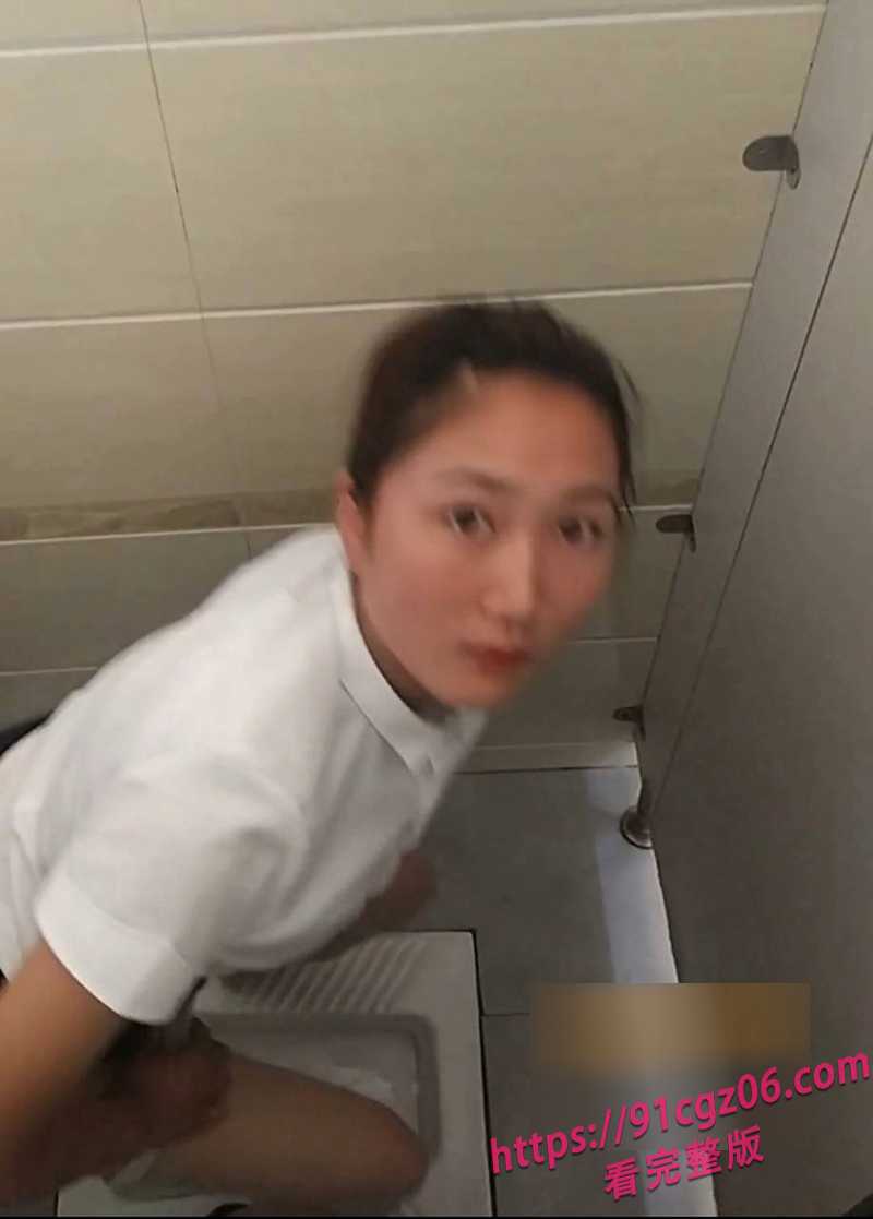 厕拍翻车 大神偷拍少妇如厕放尿 偷拍被发现还说不是自己