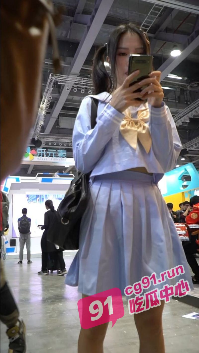 抄底漫展的美少女们 贴身偷拍粉嫩私处 裙底风光一览无余