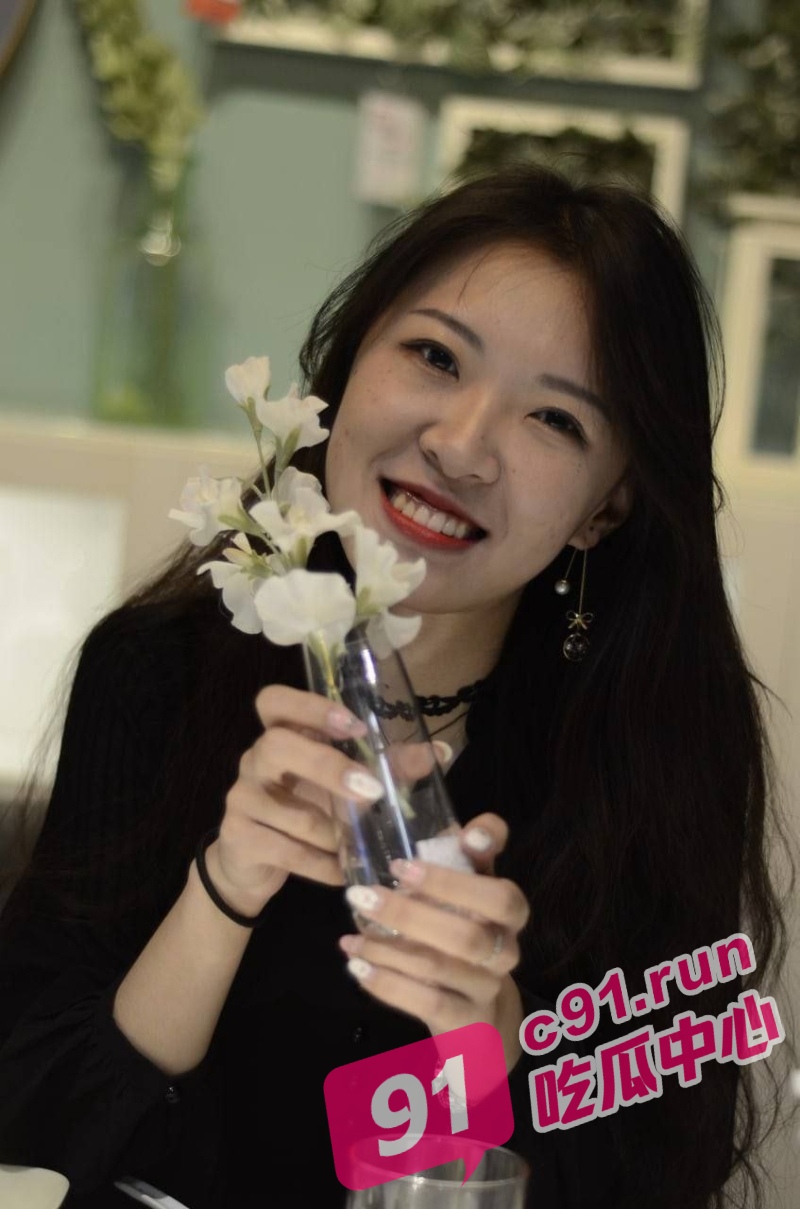 清纯妹子接受调教尺度大 妹妹坐假鸡巴舔脚吃鸡 戴狗链乳夹学狗叫