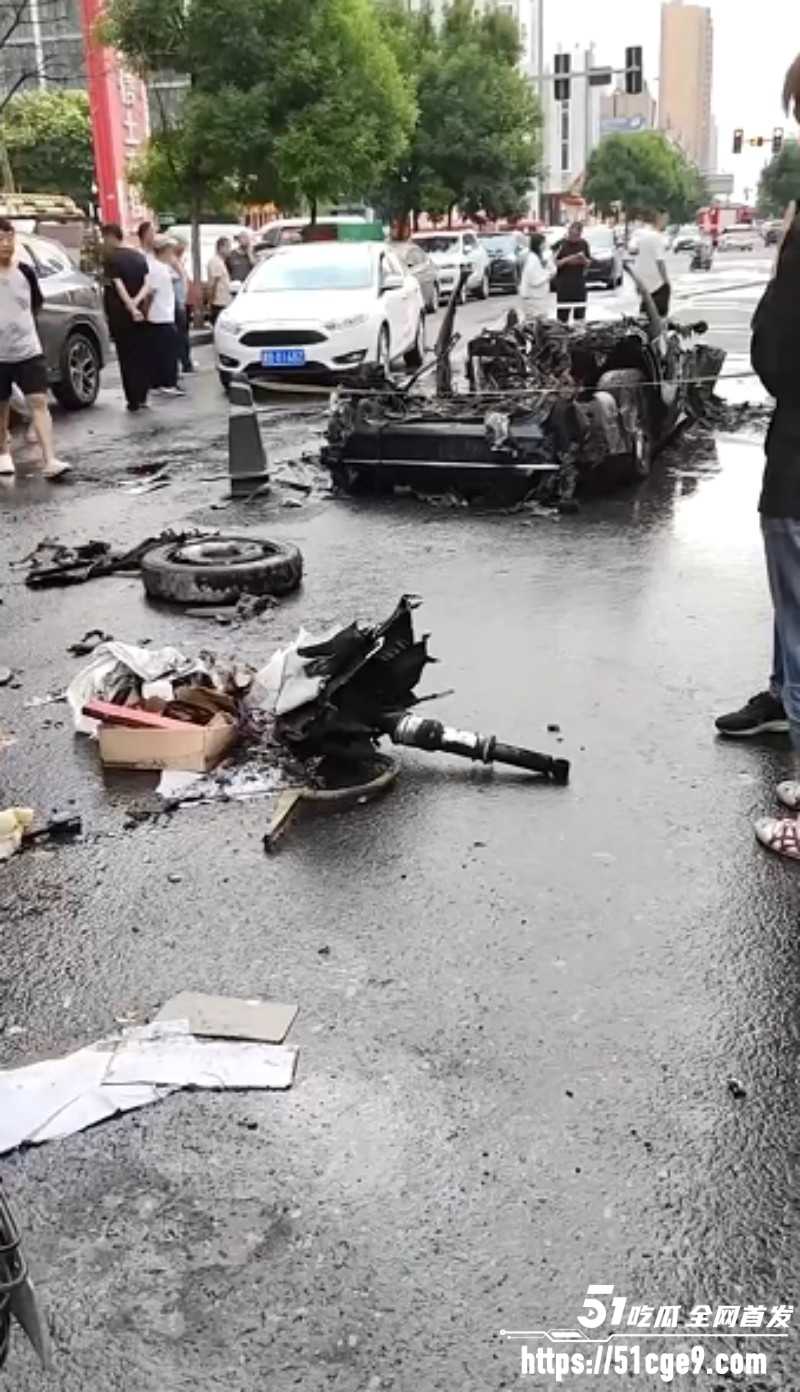 山西大同东信土产街烧车事件04