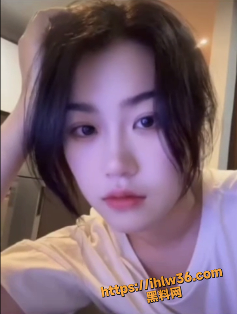 超骚斯文小母狗的反差性格 骚女这气质真的没谁了 掰开漆黑鲍鱼怼镜骚拍展示淫荡！