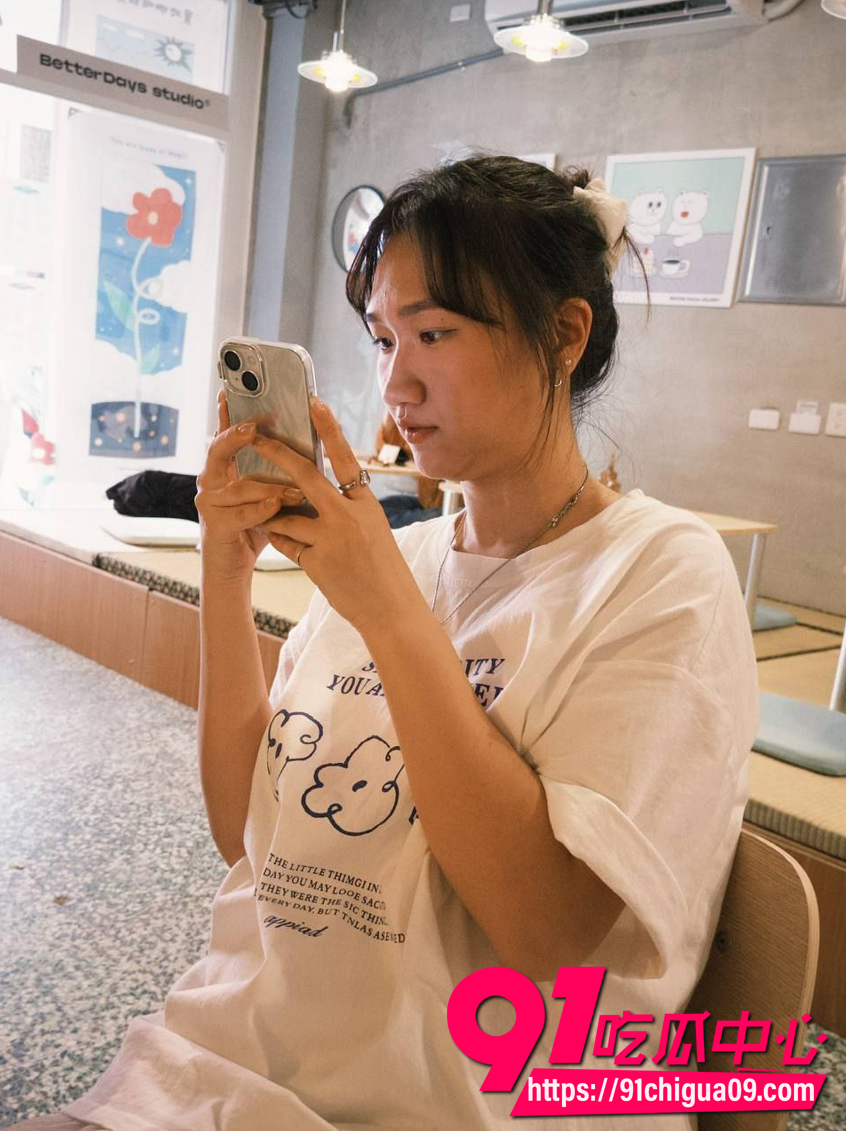 台湾小少妇和老公视频裸聊被录屏 骚妻在家与出差老公视频自慰潮喷 表情诱惑至极！