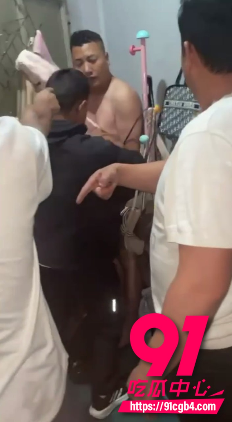 近期西藏民房原配带人当场捉奸 男女仅穿内裤被堵在床上 女子遭扇耳光仍捂嘴嘻嘻笑1