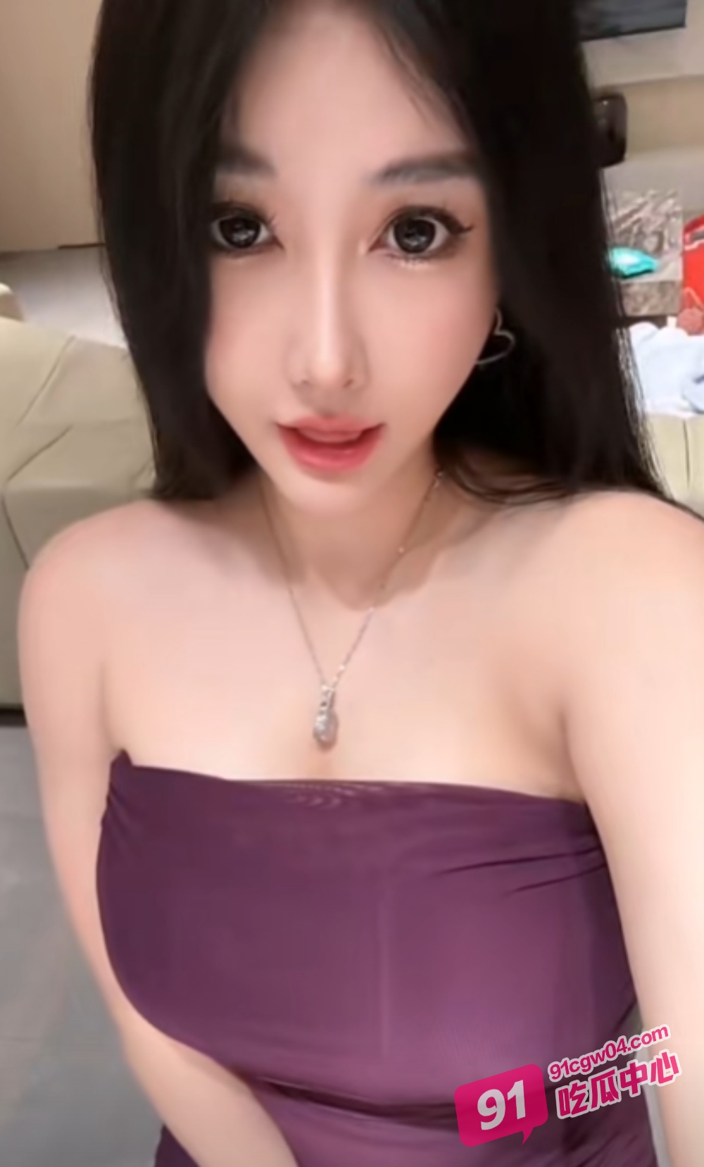 抖音巨乳网红树媛MM 制服丝袜超级淫荡福利 超高颜值丰腴身材 肥美蜜臀香艳万分 配图5