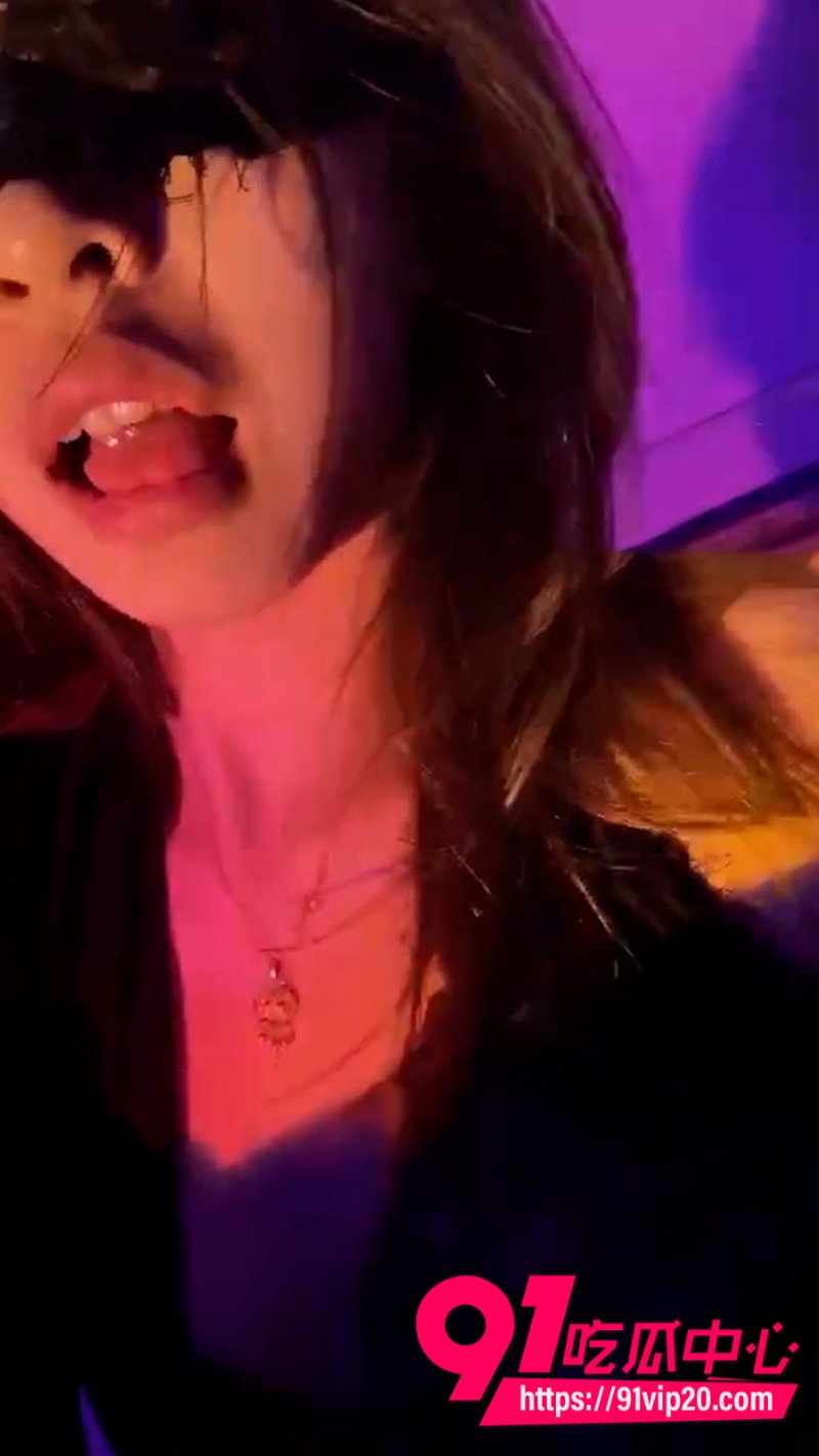 抖音男网红喂小鬼连线PK偶遇擦边博主美女露出一半身体直播当场震惊小伙0 抖音男网红喂小鬼连线PK偶遇擦边博主美女露出一半身体直播当场震惊小伙0
