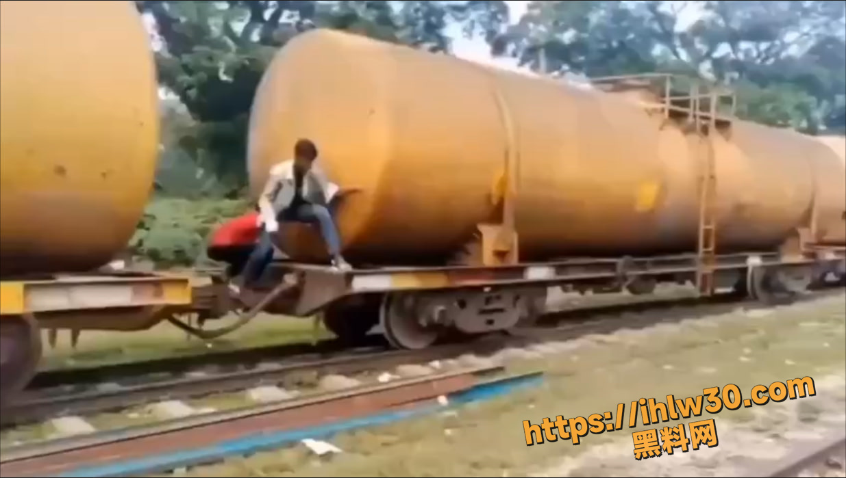 印度阿三搭顺风车，下车时不小心掉下去了，同伴都没发现，回头已是两段！