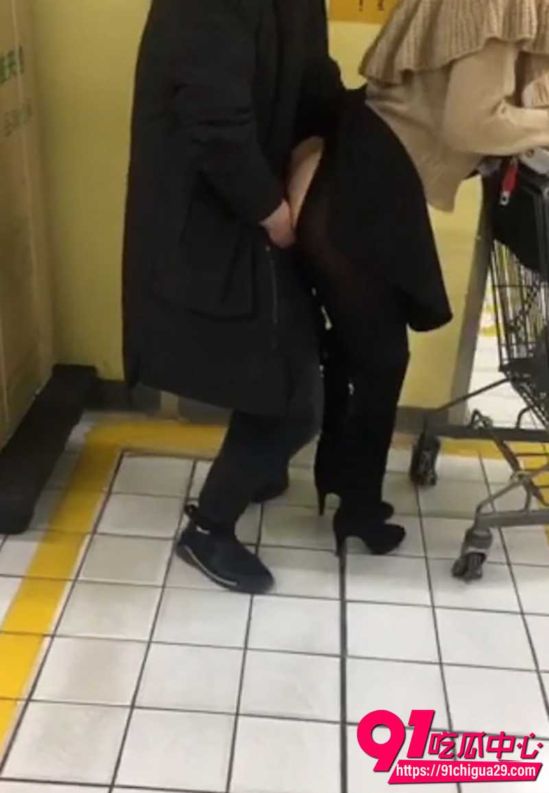 超市偷情激战 饥渴少妇当众猛干跪舔黑衣男 开档黑丝激情后入露出！