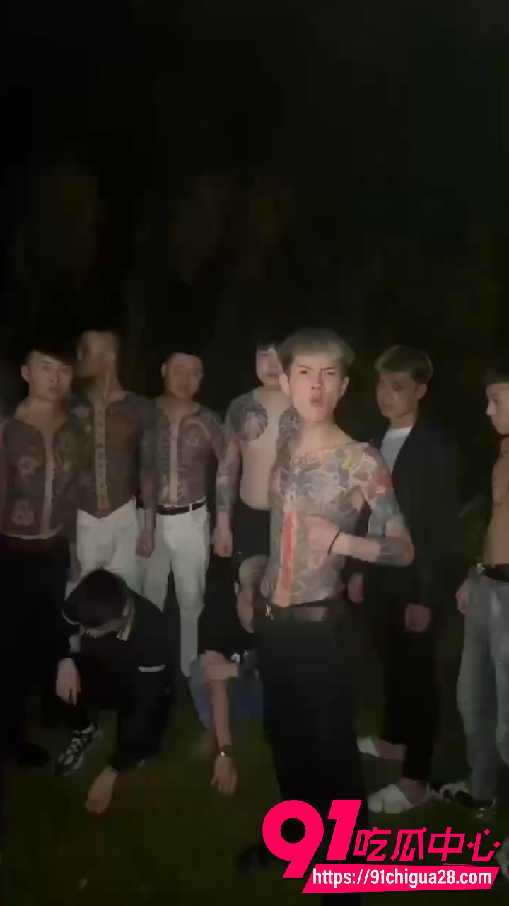 纹身精神小伙深夜草地被多人围殴1