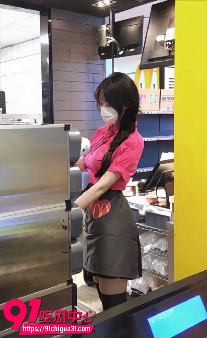 广州白云富二代小伙在麦当劳猎艳兼职学生妹2