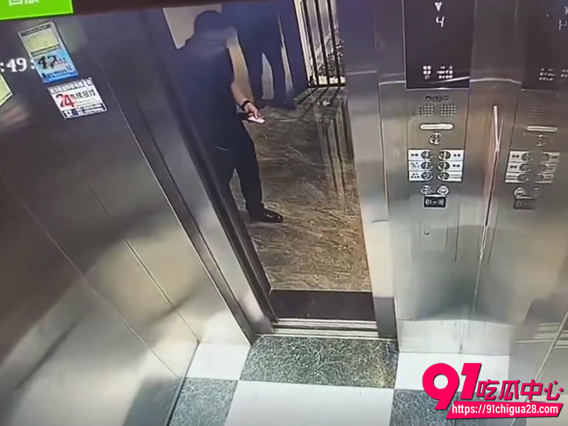 活久见 监控拍下电梯惊人一幕 鲜肉壮男深情激吻秃顶大爷！