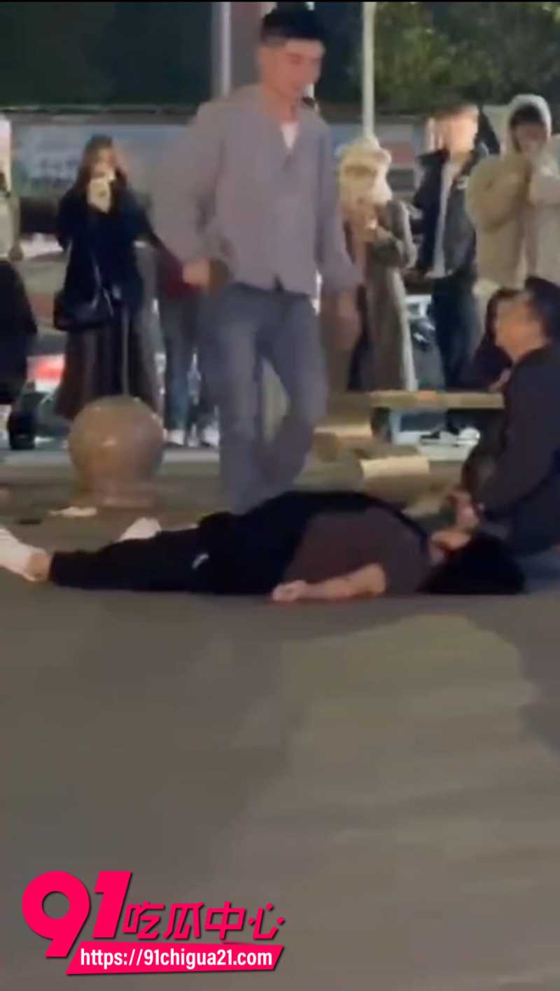 潮汕男同出轨被老婆抓奸后当街开撕5