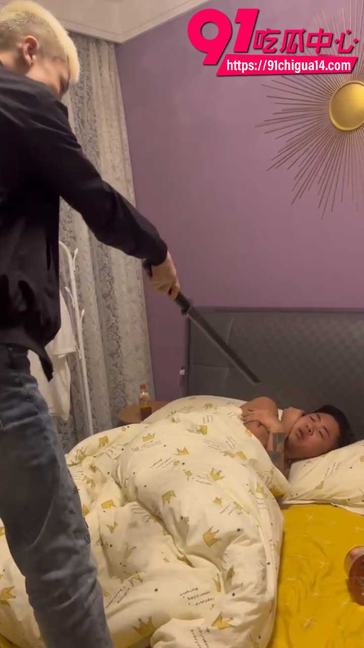 黄毛精神小伙深夜持刀闯房狂砍6